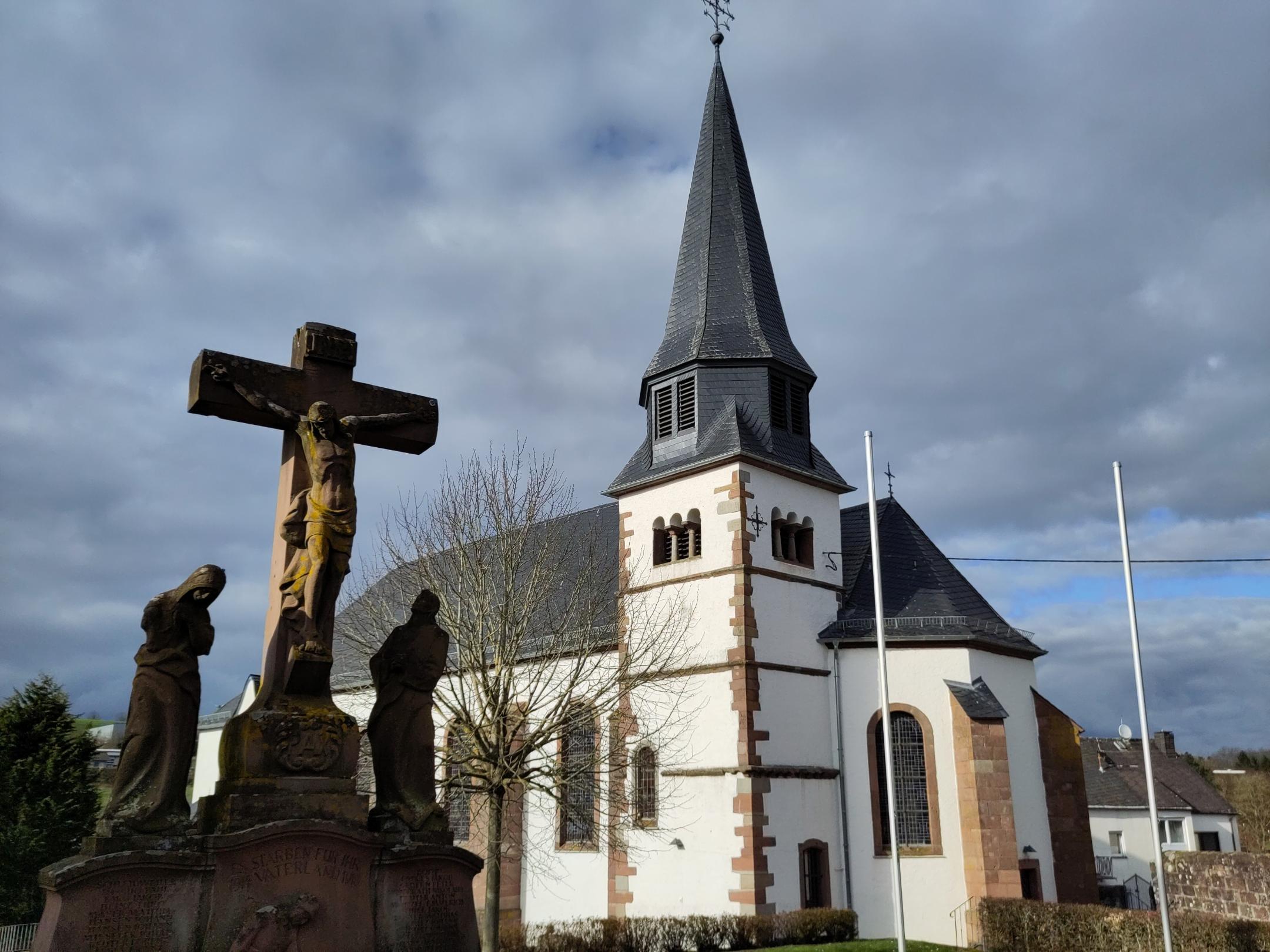 Die Kirche in Schleidweiler im Vordergrund das Kriegermal