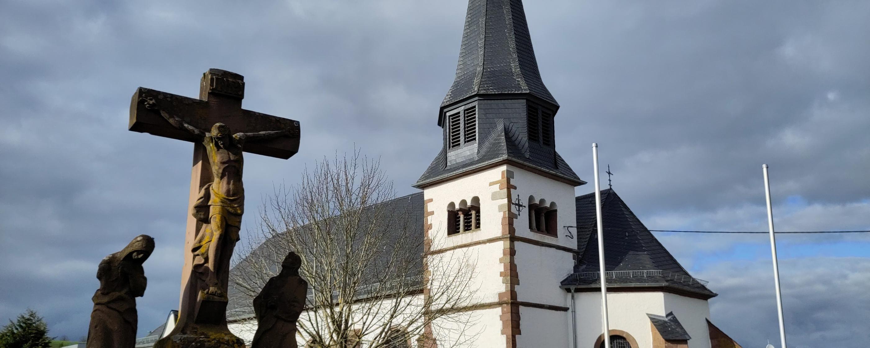 Die Kirche in Schleidweiler im Vordergrund das Kriegermal