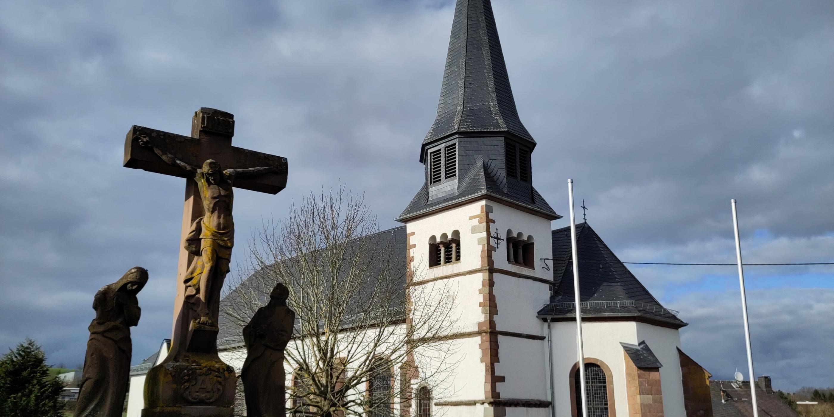 Die Kirche in Schleidweiler im Vordergrund das Kriegermal