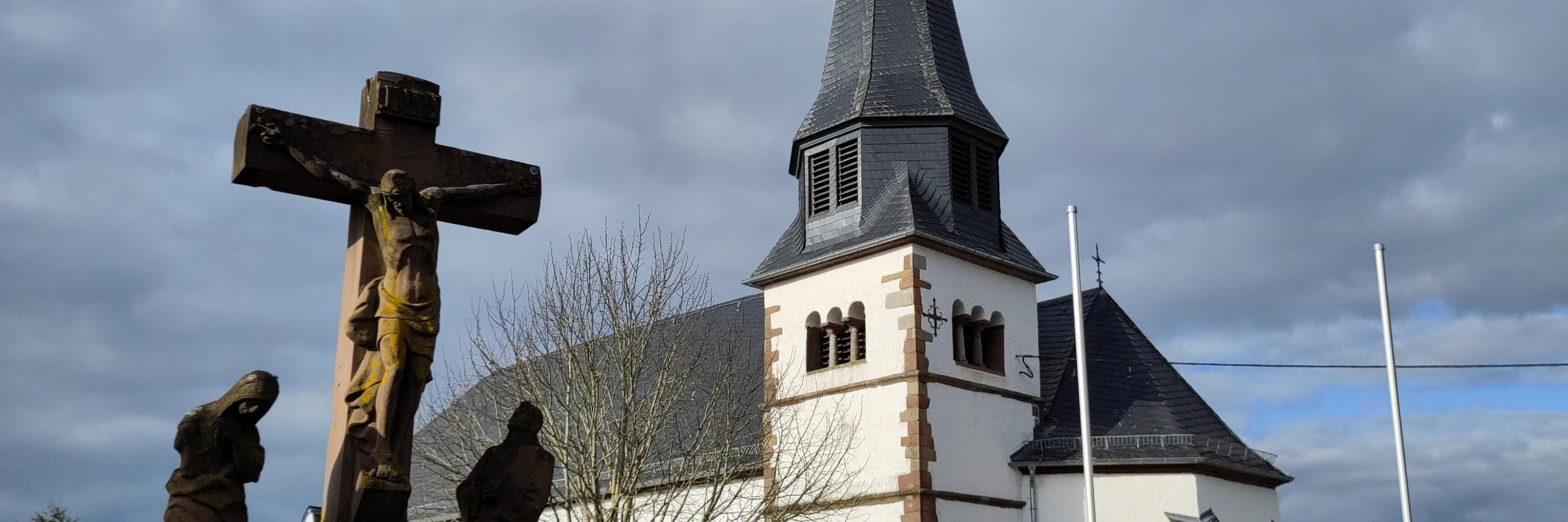 Die Kirche in Schleidweiler im Vordergrund das Kriegermal