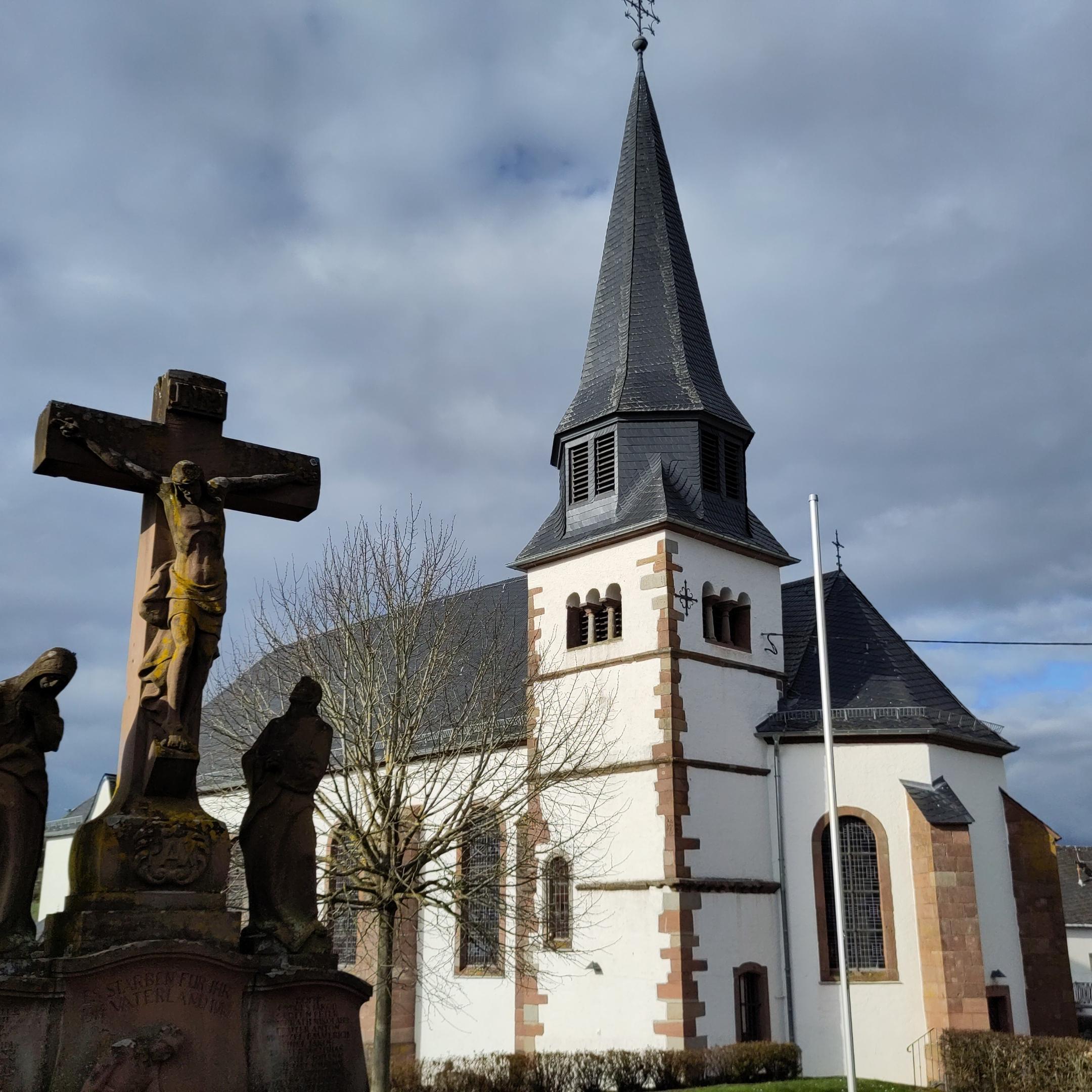 Die Kirche in Schleidweiler im Vordergrund das Kriegermal