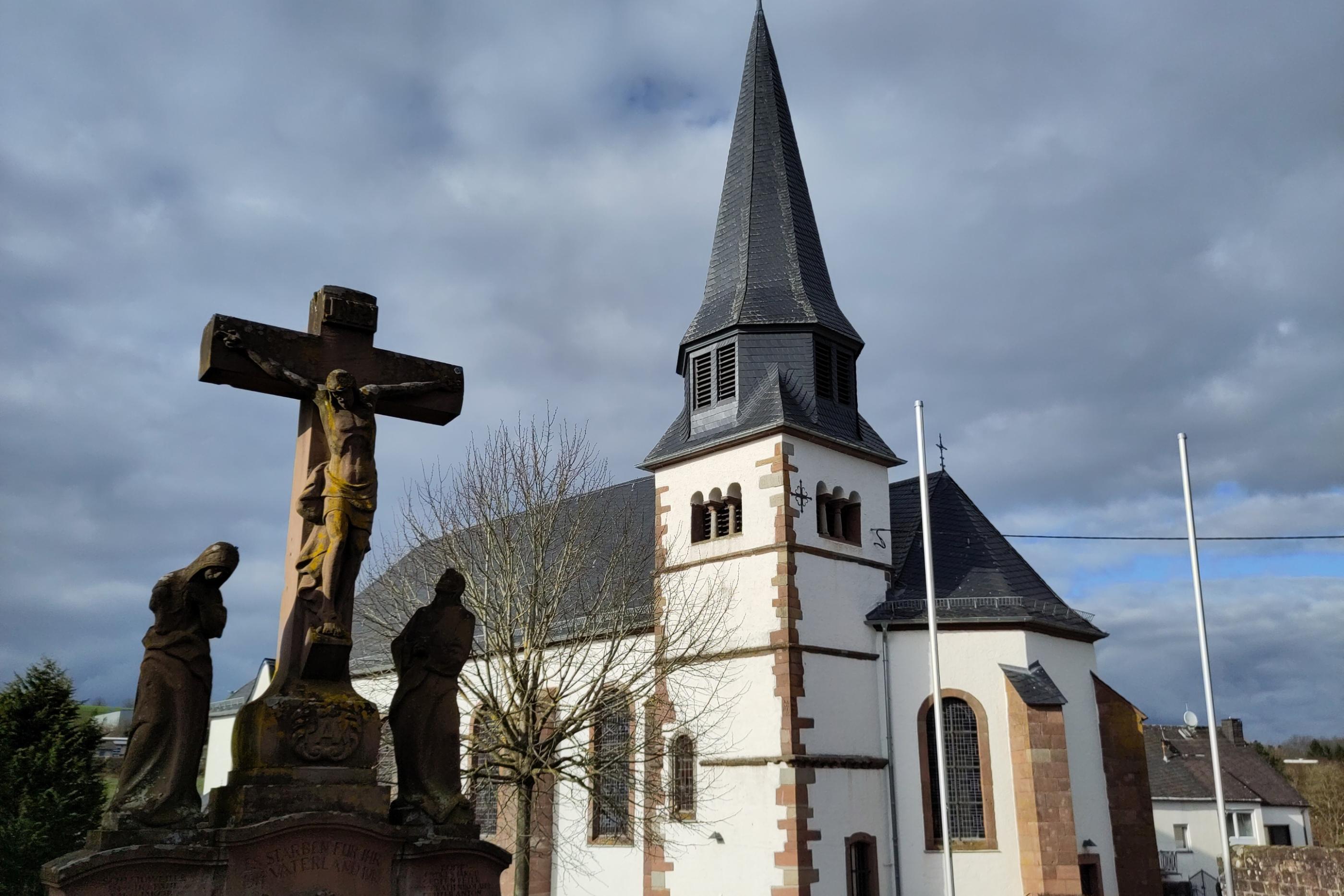 Die Kirche in Schleidweiler im Vordergrund das Kriegermal