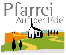 Die Grafik zeigt eine stilisierte Kirche mit einem hohen Turm, umgeben von grünen Hügeln, einem geschwungenen gelben Weg und Bäumen. Im Hintergrund sind orangefarbene Felder und blaue Hügel zu sehen. Darüber steht der Text „Pfarrei Auf der Fidei“ in grauer Schrift.